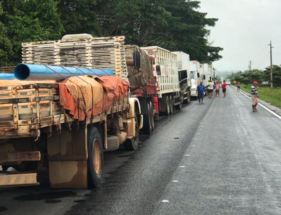 BR-364, sentido Acre, sofre congestionamento por causa de protestos de índios