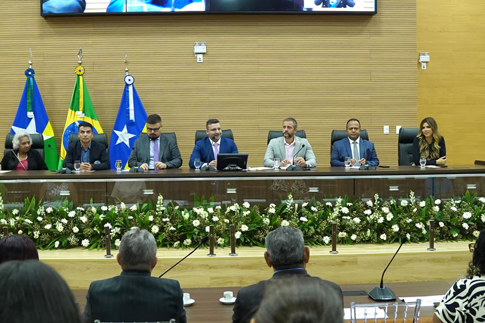Deputado Ribeiro do Sinpol entrega Votos de Louvor para personalidades e jovens da Comissão da OAB