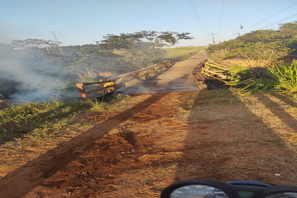 Vilhena: ponte da linha 135 usada como desvio do bloqueio na BR-364 é incendiada