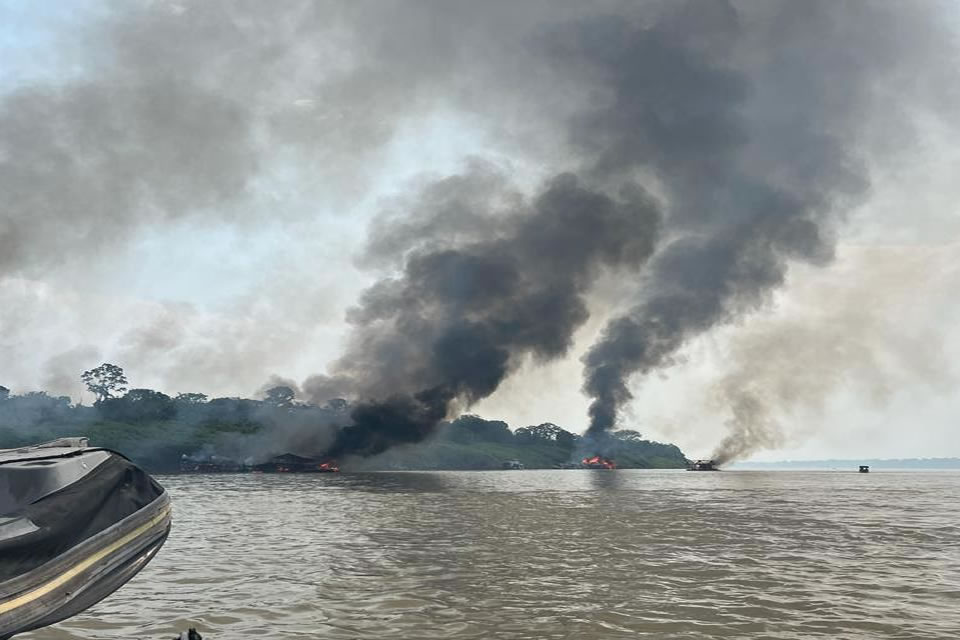 Mais de 100 dragas foram destruidas pela polícia federal durante operação contra garimpo ilegal em Rondônia