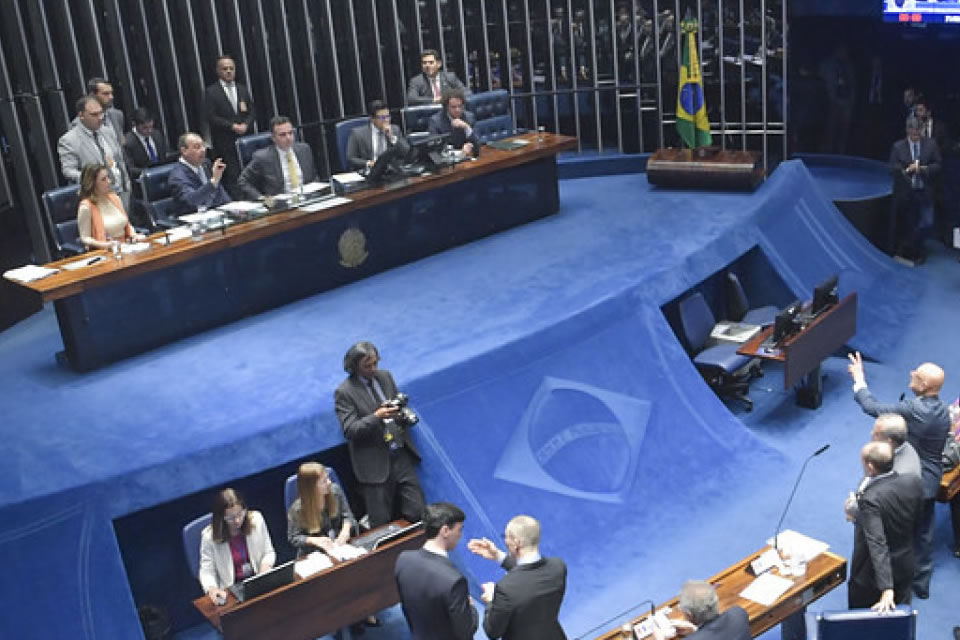 Senado avança em discussão de PEC para pôr freio no STF nesta terça