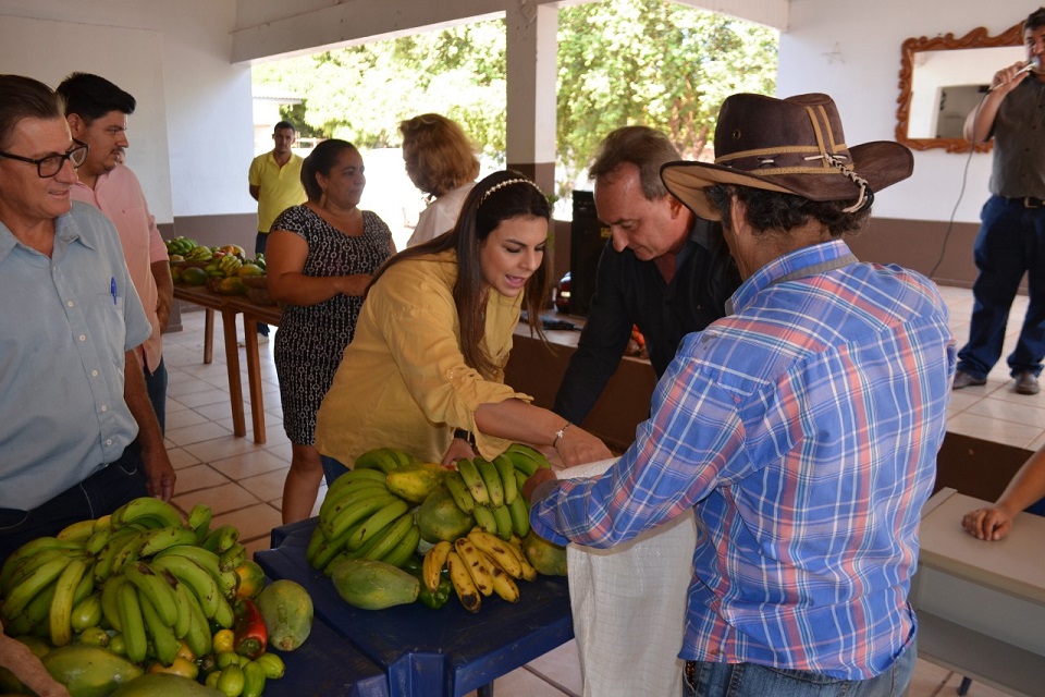 Mais 80 famílias carentes são beneficiadas com frutas, verduras e legumes 