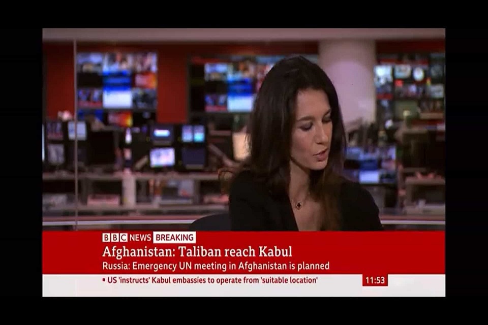Jornalista da BBC recebe chamada do porta-voz do Talibã ao vivo