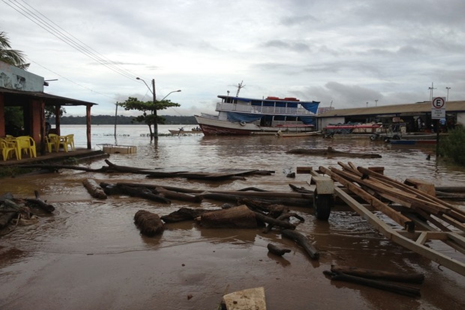 Rio Madeira começa a invadir ruas do Cai N’Água em Porto Velho