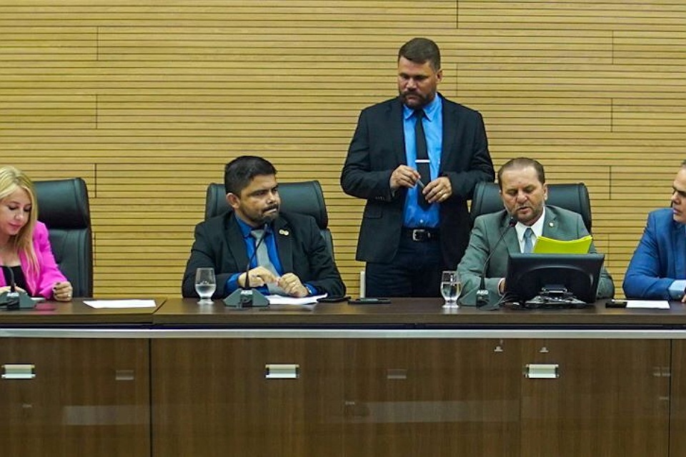 Assembleia Legislativa aprova aumento salarial para servidores da Educação