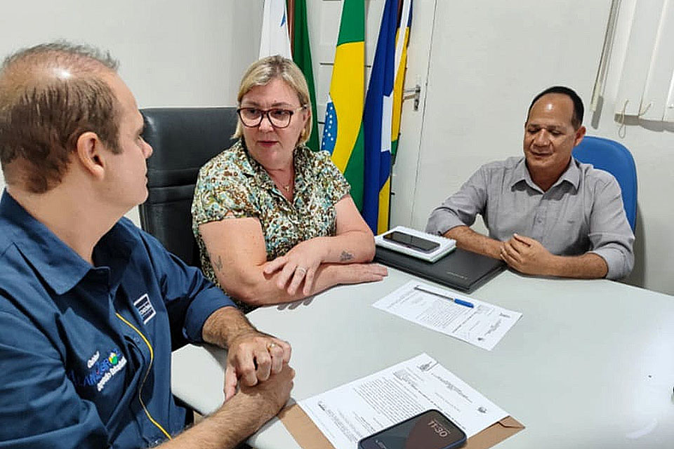 Deputado Alan Queiroz entrega van adaptada para transporte de pacientes em Guajará-Mirim