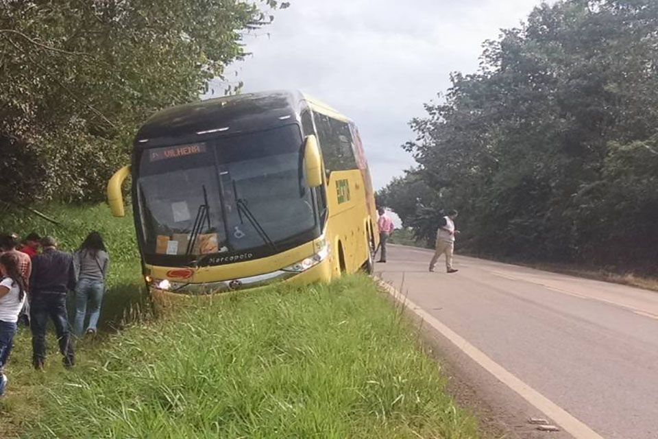 Vídeo: Ônibus trava direção e sai da pista na BR-435 entre Cerejeiras e Colorado