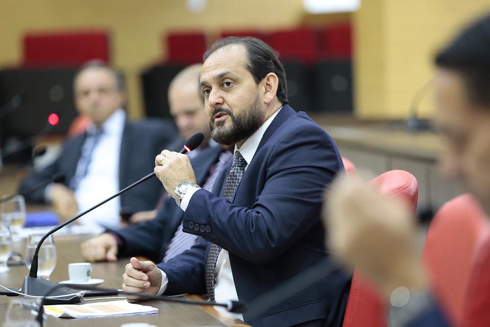 Presidente Laerte Gomes indica reforma da quadra poliesportiva da Escola Estadual Roberto Pires em Porto Velho