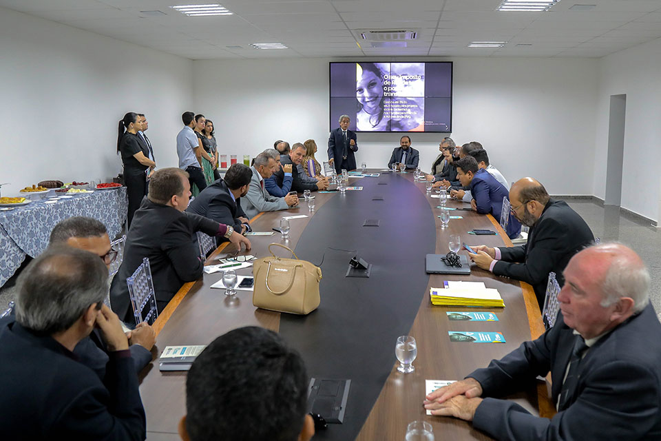 Corregedoria Geral do TJ apresenta campanha Declare seu Amor aos deputados estaduais