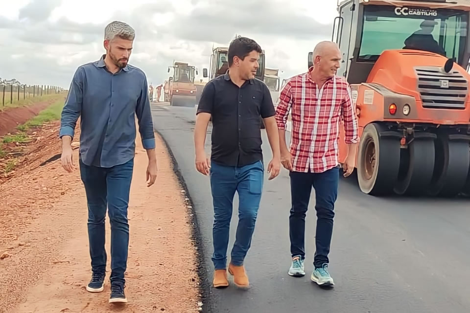 Ezequiel Neiva inspeciona encerramento dos trabalhos de asfaltamento da Rodovia do Boi em 2023