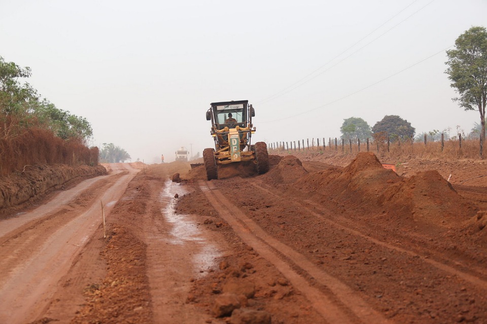 Obras de terraplanagem avançam para melhor infraestrutura na Rodovia-492