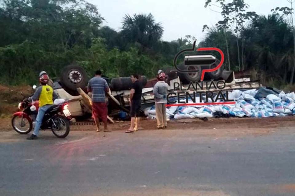 Caminhão carregado de ração tomba no anel viário de Ji-Paraná