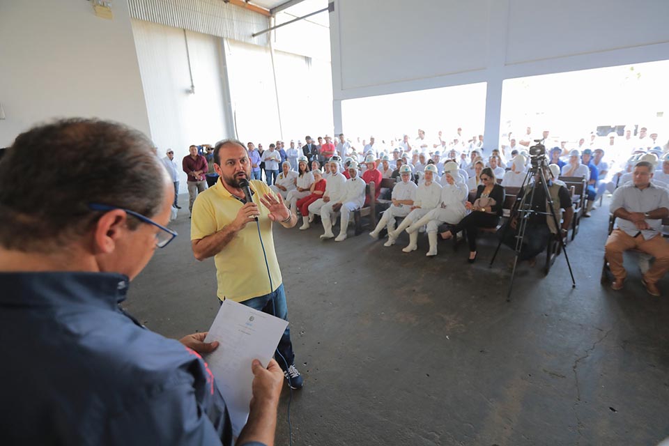 Presidente Laerte Gomes anuncia R$ 800 mil para construção de UBS durante visita ao frigorífico Rio Beef