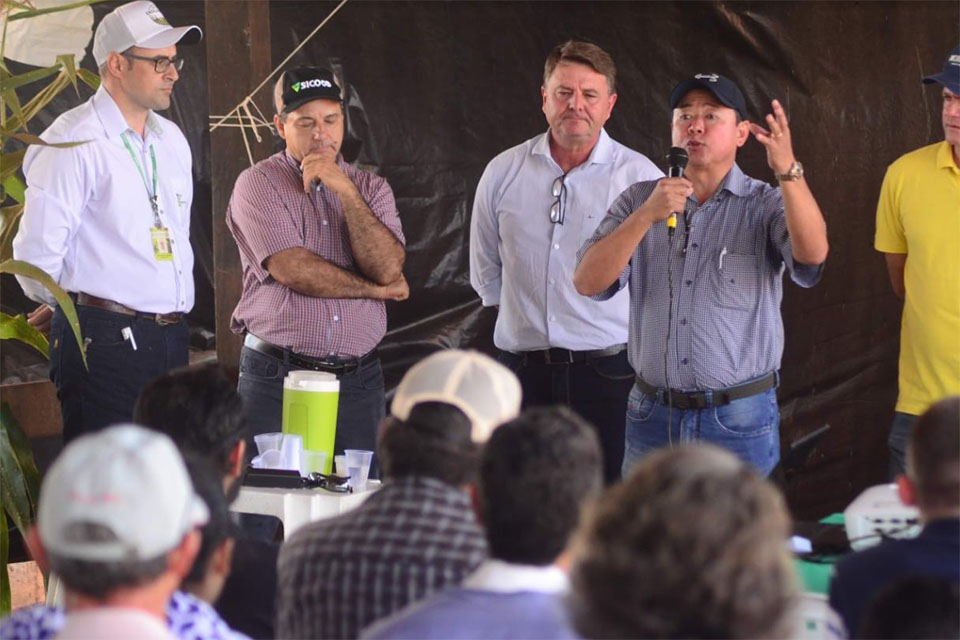 Dia de campo reúne produtores e autoridades com teoria e prática da produção de silagem de milho