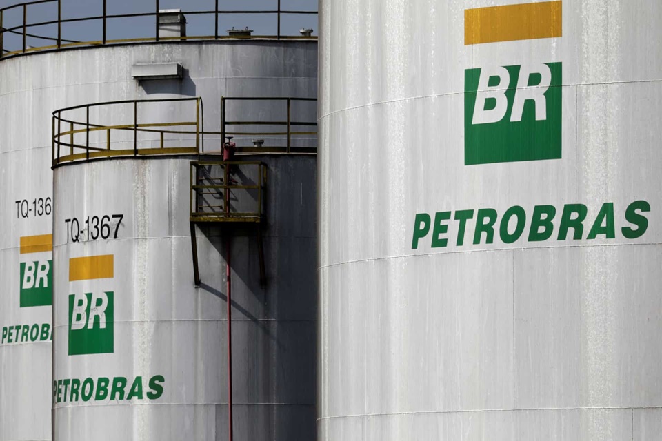 Petrobras eleva em 2,5% preço médio da gasolina nas refinarias