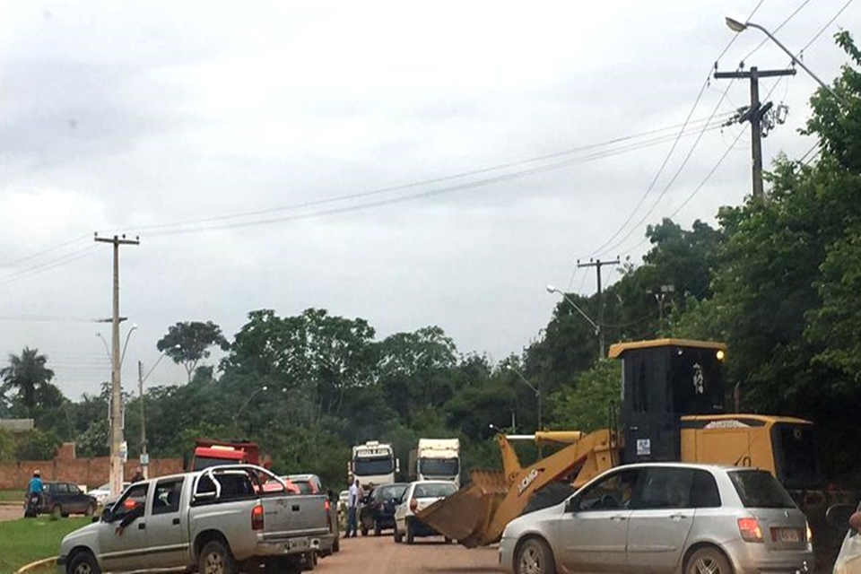 Moradores fecham Estrada da Penal em protesto a falta de sinalização, iluminação e buracos