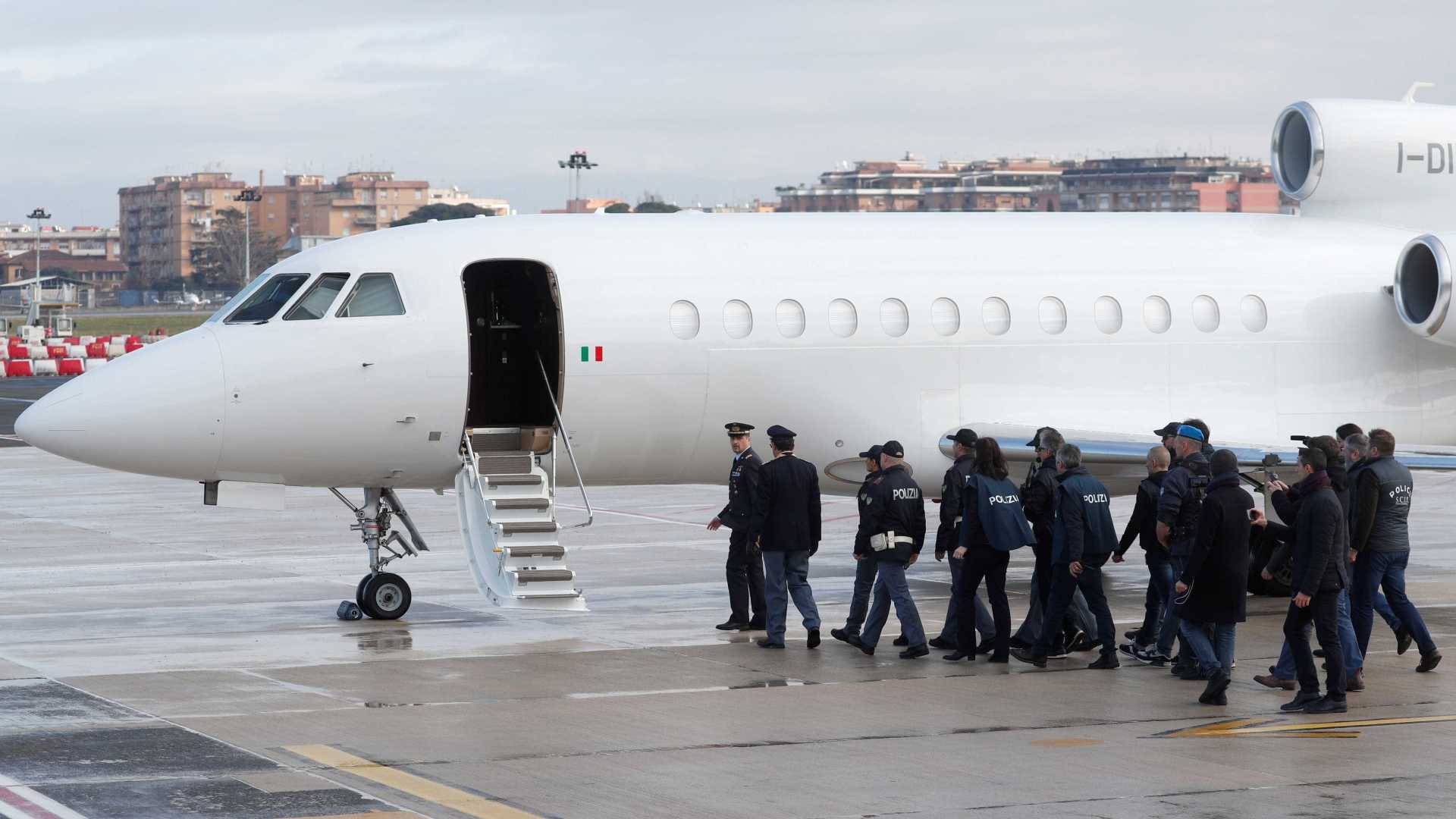 Cesare Battisti aterrissa em Roma após quase 40 anos foragido