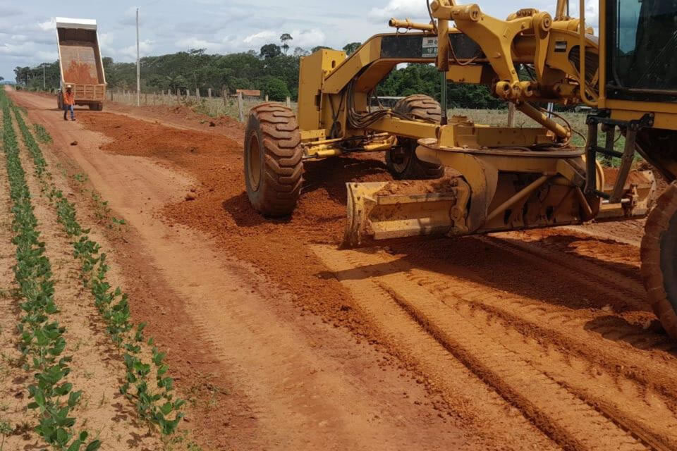 Linha 78 em São Miguel do Guaporé recebe manutenção após indicação da deputada Lebrinha