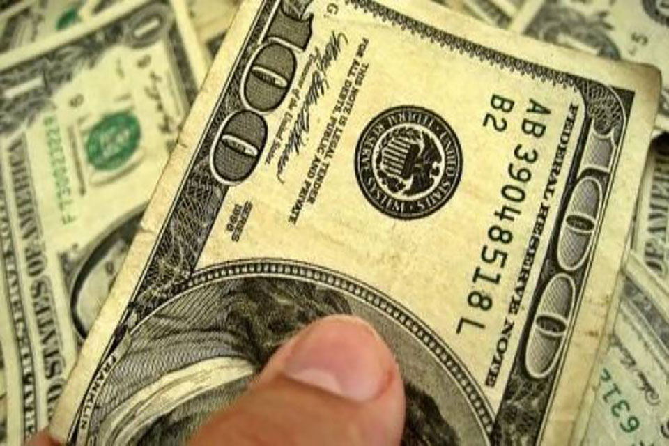Preocupação com cenário político faz dólar voltar a bater em R$ 4