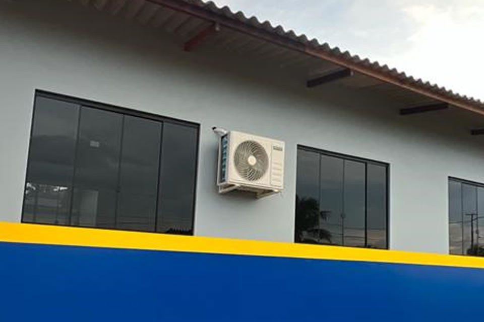 Deputado Laerte Gomes visita obra em escola de Nova Brasilândia DOeste