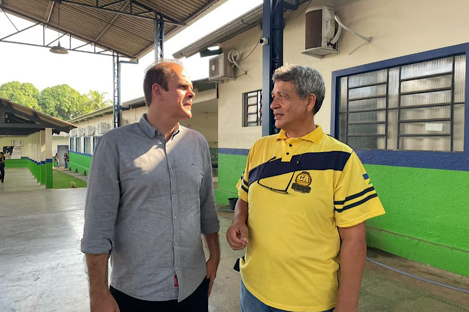 Alan Queiroz sugere a construção de auditório e a requalificação de quadra esportiva na escola Casimiro de Abreu, em Nova Mamoré
