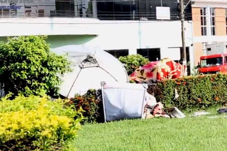 Moradores de rua se alojaram no canteiro central da Jorge Teixeira e comerciantes cobram solução do problema as autoridades