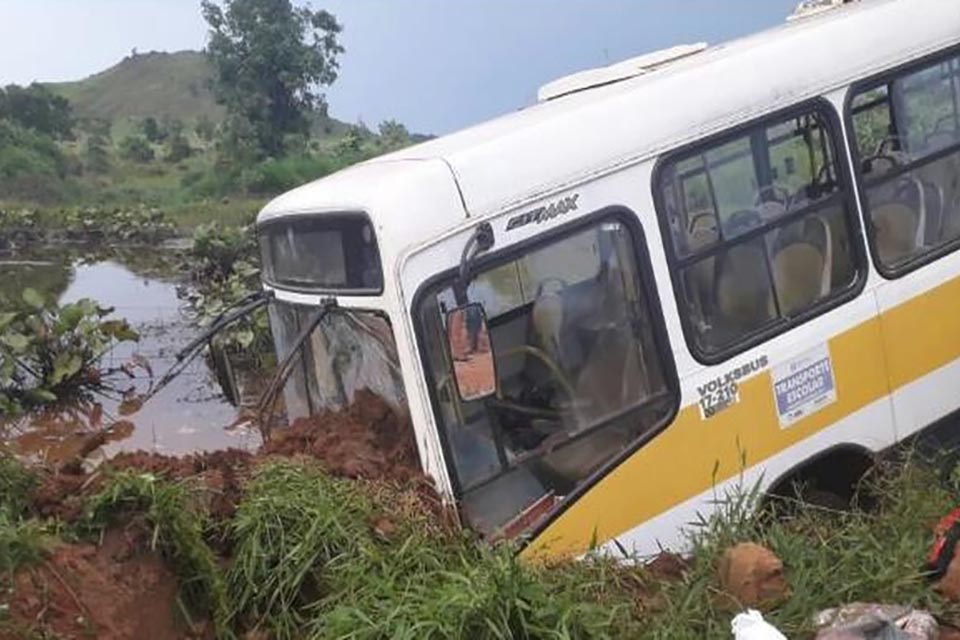 Ônibus que transportava 43 alunos saí da pista e quase cai dentro de um brejo na zona rural de Jaru, em Rondonia