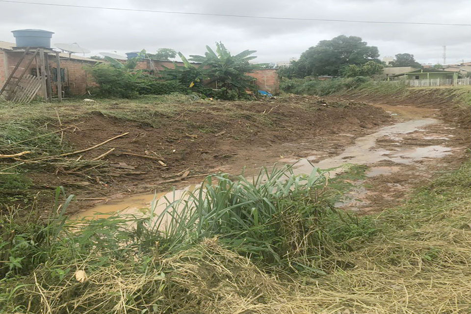 Suop realiza limpeza no canal do Cohab, na zona Sul de Porto Velho