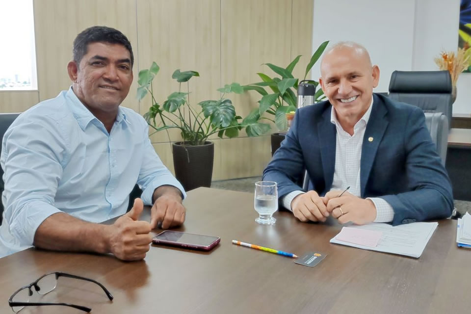 Retroescavadeira destinada pelo deputado Ezequiel Neiva beneficiará mais de 400 produtores em Chupinguaia