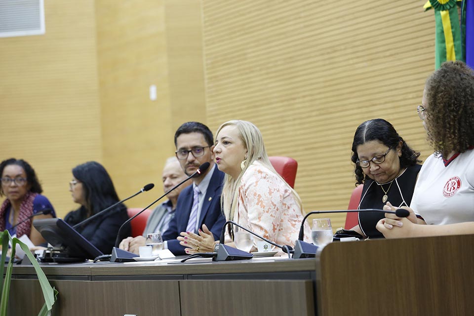 Deputado Anderson entrega Voto de Louvor para alunos e professores integrantes do projeto Com-Vida da escola Murilo Braga