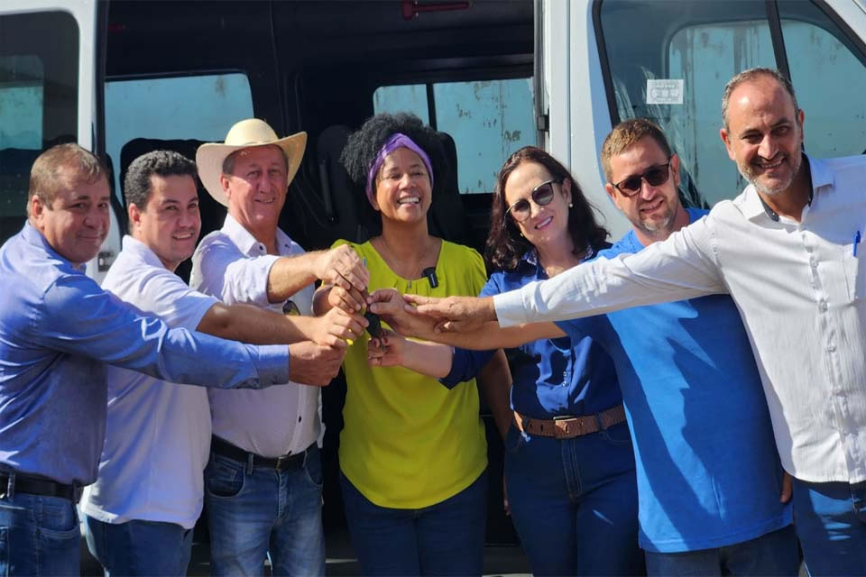 Deputada Sílvia Cristina entrega Van para o transporte de pacientes em Cerejeiras