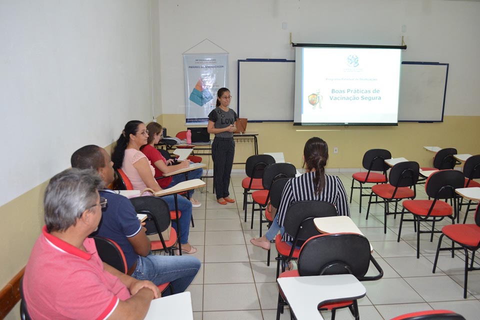 Equipes de vacinação das unidades de saúde recebem capacitação
