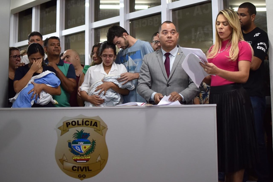 Moradores de Trindade se revoltam e temem novas trocas de bebês