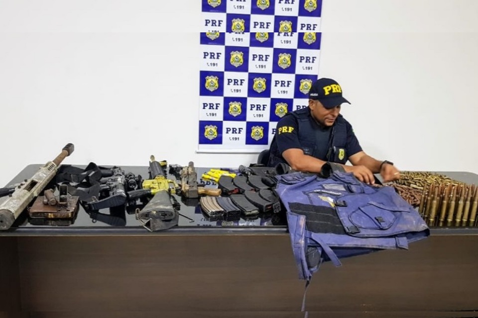 PRF apreende arsenal de guerra, explosivos e coletes balísticos em Ji-Paraná