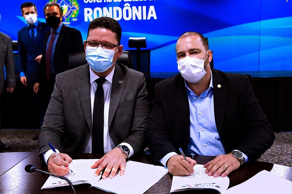 Presidente Alex Redano participa de assinatura de termos que ampliam acesso à assistência jurídica gratuita