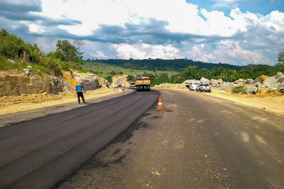 Obra de asfaltamento da BR-421, em Campo Novo de Rondônia, está em fase de conclusão