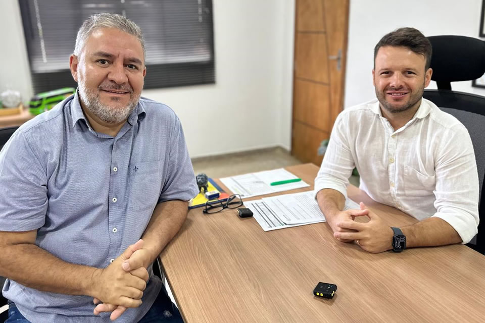 Vereador Everaldo Fogaça busca esclarecimentos sobre asfaltamento das ruas Capão da Canoa e Humaitá em visita à SEMOB 
