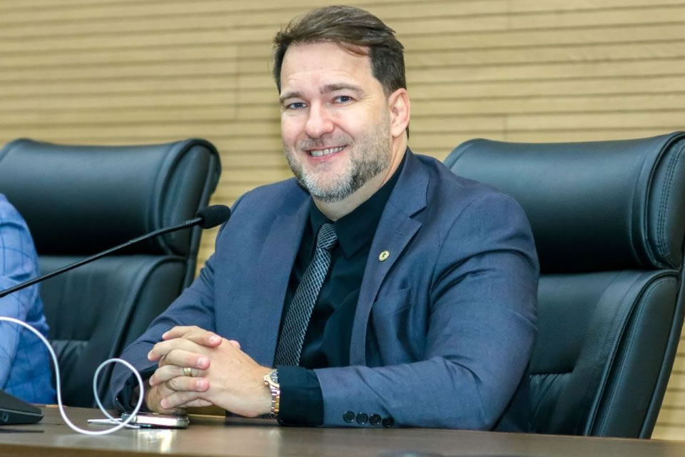 Deputado Alex Redano destina R$ 300 mil em emendas para aquisição de Implanon em três municípios