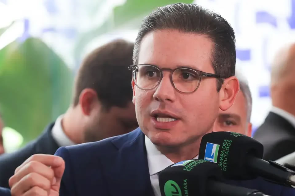 Câmara cumprirá decisão do STF e cassará mandato de Carla Zambelli sem votação em plenário, diz presidente Hugo Motta