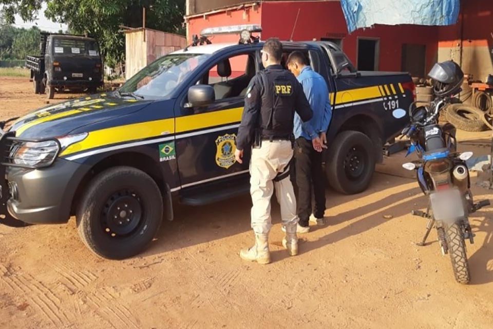 Homem é preso pela PRF por tentar vender moto alugada