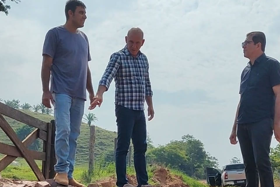 Ezequiel Neiva inspeciona projeto para a melhoria da entrada de propriedades rurais em Corumbiara