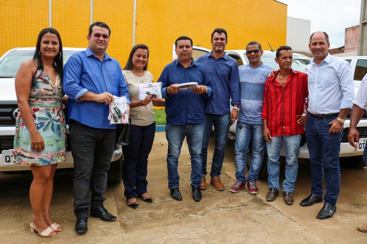 Machadinho D’Oeste recebe 4 camionetes e equipamentos para obras