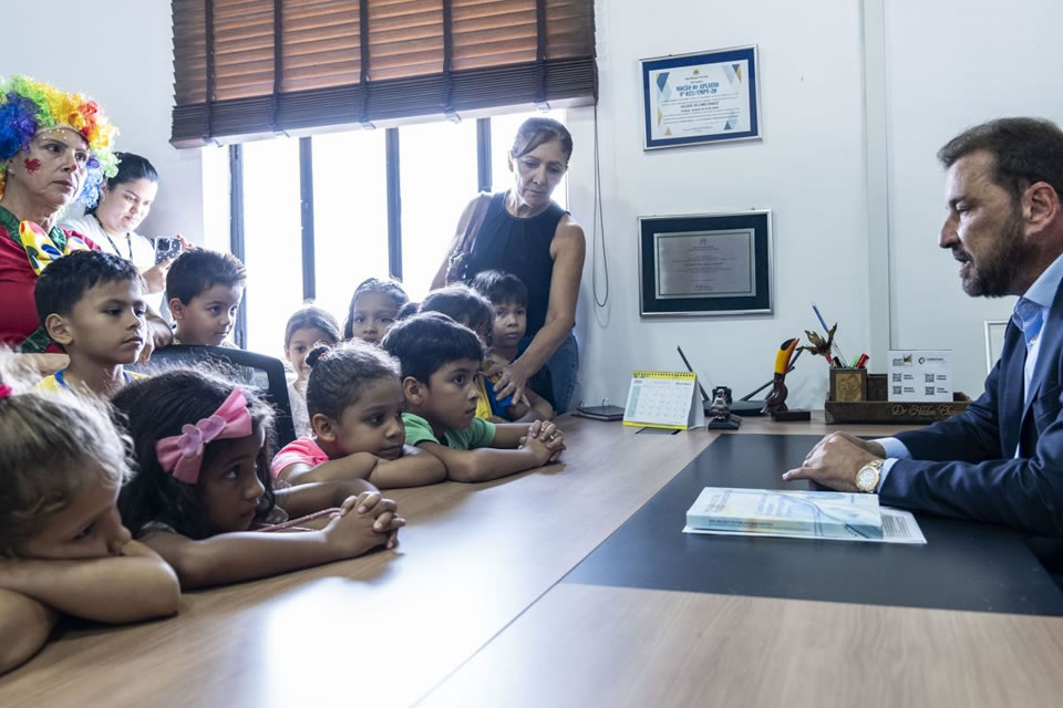 Prefeito Hildon Chaves recebe alunos em seu gabinete