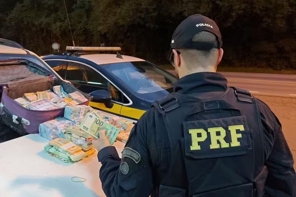 Funcionário de banco preso no RS tinha cargo de gerência e percorreu 2 mil km com quase R$ 1,5 milhão em carro, diz polícia