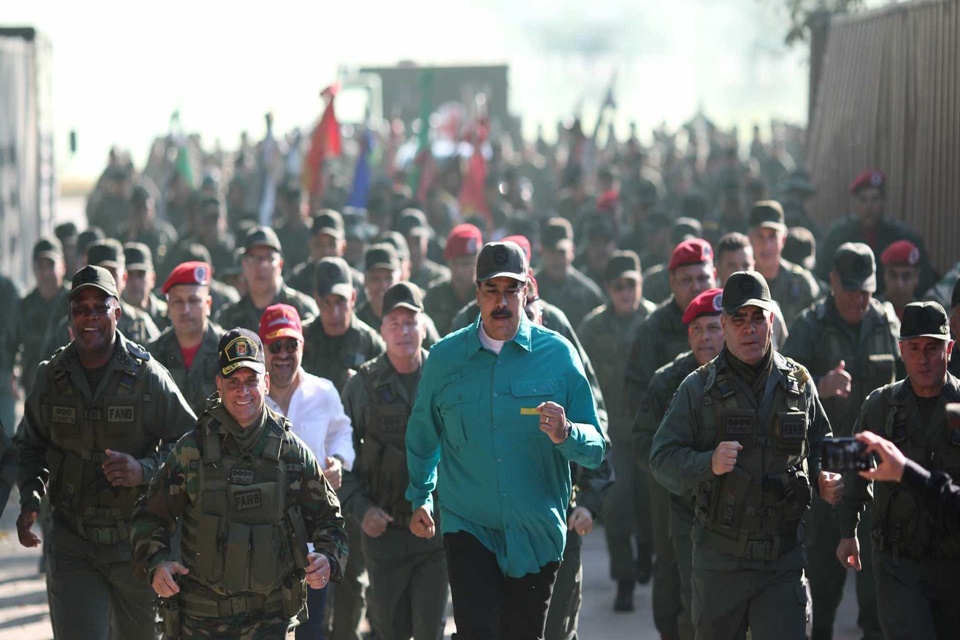 Maduro chefia exercícios militares e indica que quer se manter no poder