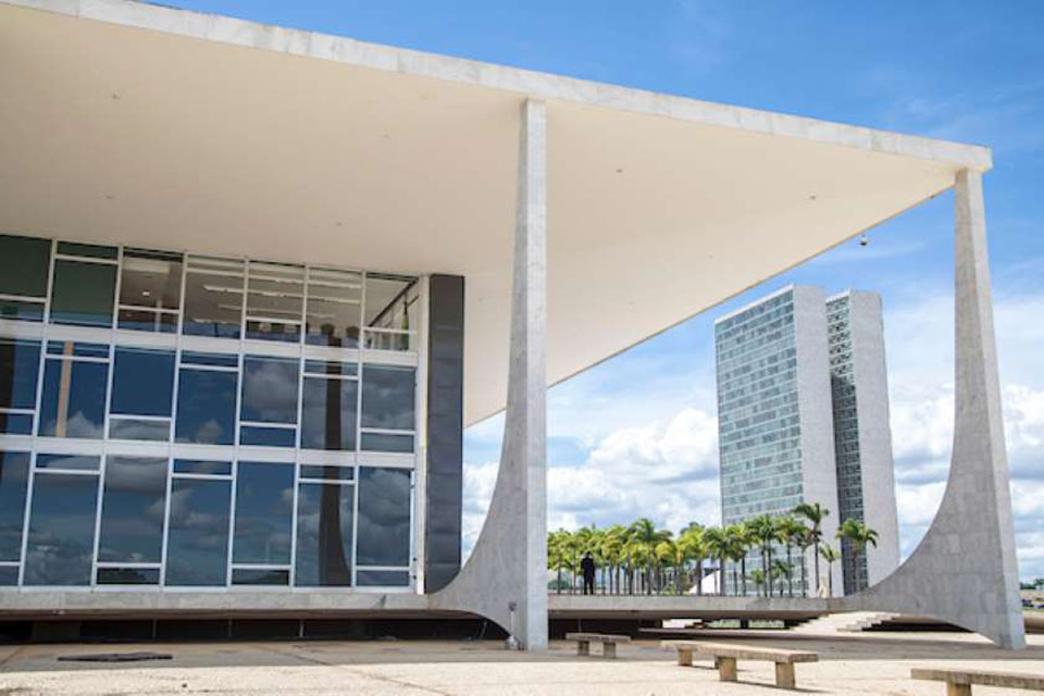 STF julga ação contra norma que admite grávidas em trabalho insalubre