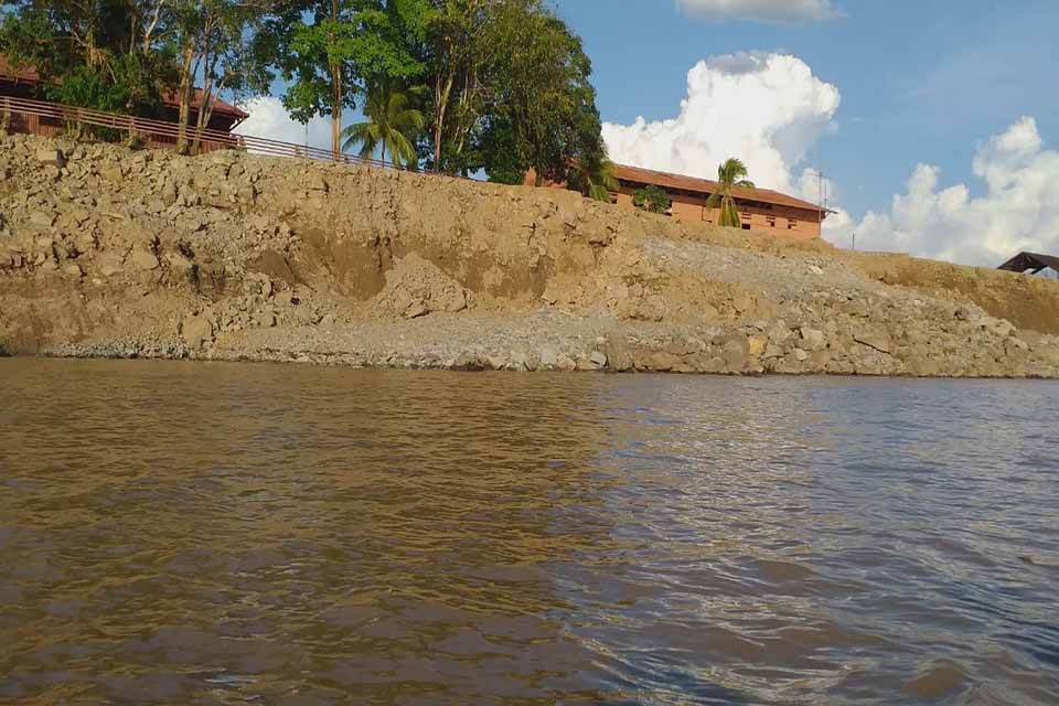 Aterro feito no complexo da EFMM desmorona dentro do rio Madeira em Porto Velho