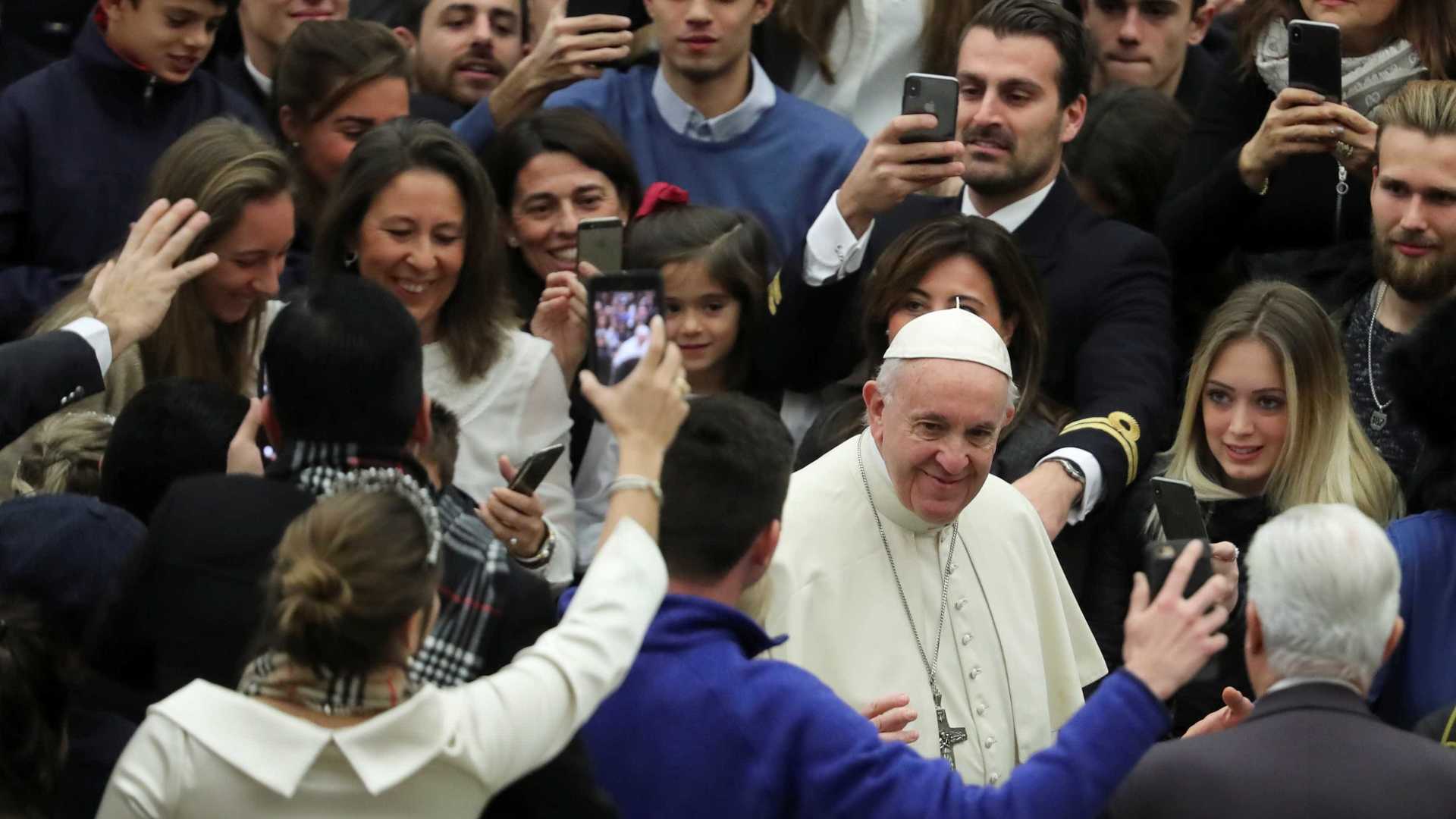 Papa critica quem vai à igreja e odeia os outros