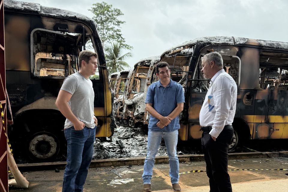 Adalto de Bandeirantes e secretário adjunto discutem soluções para substituir os ônibus escolares incendiado nos Distritos