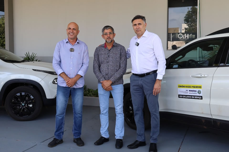 Ismael Crispin entrega dois veículos para melhorias de serviços públicos em Pimenta Bueno